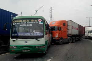 Xe container tông liên hoàn 5 xe khác trên xa lộ Hà Nội