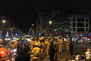 Hàng trăm xe máy đi 'bão', bị cảnh sát bắt giữ