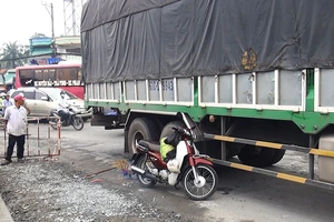 Thương tâm: Mẹ đi cùng con bị xe tải cán tử vong