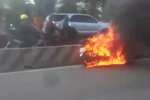 Xe máy cháy trơ khung trên xa lộ Hà Nội