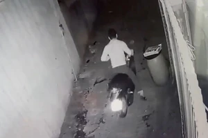 Phòng trọ nữ sinh bị trộm cạy cửa, lấy xe SH, iPhone