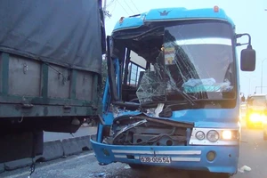 Xe đưa rước công nhân tông liên hoàn, 1 người bị thương