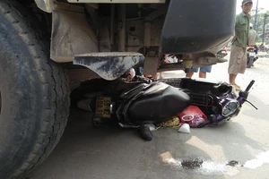 Hai vợ chồng bị xe ben cuốn tử vong ở Bình Chánh