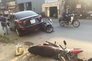 Ô tô tông 3 xe máy ở Thủ Đức