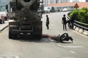 Xe bồn cán chết người ở trung tâm TP.HCM