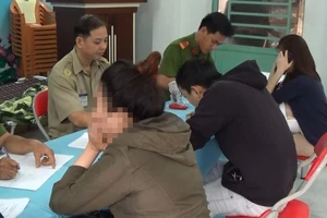 Nhiều nam nữ phê ma túy trong khách sạn ven Sài Gòn