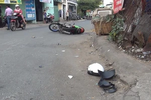 Tông vào ô tô, nam thanh niên bị kính vỡ cứa trúng cổ