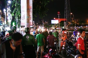 GrabBike bị đánh gãy 2 xương sườn ở cầu vượt Linh Xuân