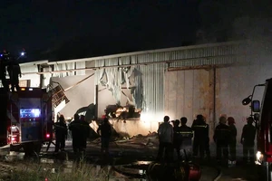 Cháy kho hàng lớn ở quận 7, TP.HCM