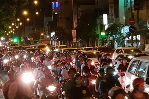 Đường Cộng Hòa kẹt cứng sau va chạm xe