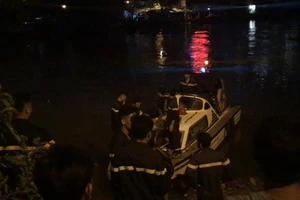 Người phụ nữ bỏ lại xe máy, nhảy xuống kênh Tàu Hủ