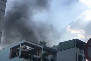 Cháy cạnh ngân hàng, nhiều người hốt hoảng