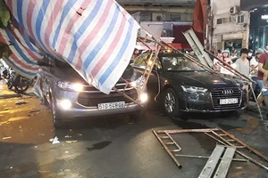 Giàn giáo đổ sập trong mưa trúng nhiều xe dừng đèn đỏ