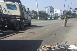 Va chạm container ở xa lộ Hà Nội, 2 người trọng thương 