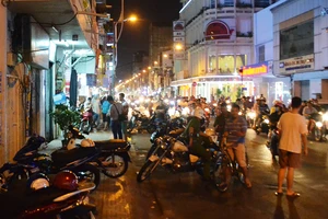 Tấn công nữ chủ tiệm đồng hồ bằng mảnh kính