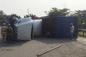 Quận 9: Container lật nhào, thùng hàng văng vào xe tải