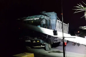 Xe ben kéo đổ hàng loạt cột điện ở Nhà Bè