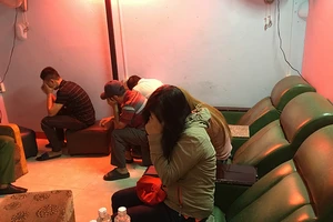 Chủ tiệm massage kích dục ở Hóc Môn gắn chuông báo động