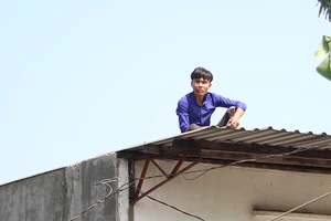 Cảnh sát nhiều giờ giải cứu thanh niên nghi ngáo đá