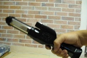 Cô gái kẹp mảnh giấy cho nhân viên ngân hàng báo cướp