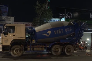 Xe bồn va 2 xe máy ở Bình Chánh, 1 người tử vong