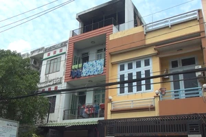 Rơi tàn thuốc cháy cả tầng 3, cả gia đình tháo chạy