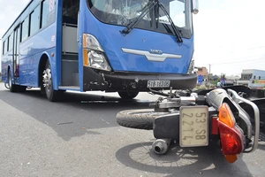 Băng qua đường Phạm Văn Đồng, bị xe buýt tông văng 10 m