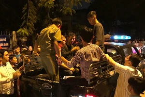 4 giờ giải cứu thanh niên bị mắc kẹt trong ống cống