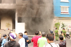 1 bảo vệ Carina tử vong khi quay lại cứu cư dân