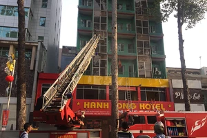 Cháy khách sạn ở quận 5, 19 người mắc kẹt