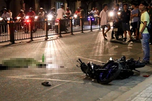 Người thân khóc than bên thi thể con sau tai nạn xe máy