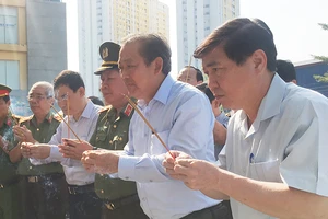 Phó Thủ tướng thắp hương ở hiện trường vụ cháy Carina