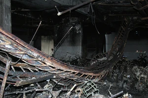 Cận cảnh những xe cháy trong hầm chung cư Carina Plaza