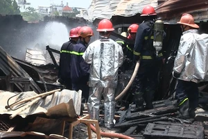 Cháy xưởng gỗ ở quận 12, dân hô hoán dập lửa