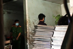 Kiểm tra hiện trường vụ thảm sát 5 người ở Bình Tân