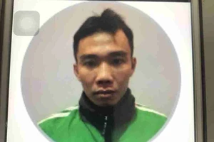 Tài xế Grab dùng dao cướp iPhone rồi nhờ mẹ đem trả