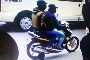 Camera an ninh ghi hình 2 tên cướp ngân hàng chạy trốn