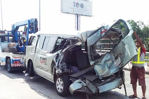 Tông xe khách 16 chỗ trên cao tốc, 2 người thương vong