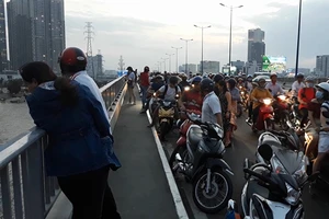 Bỏ lại xe máy, người đàn ông nhảy cầu Sài Gòn mất tích