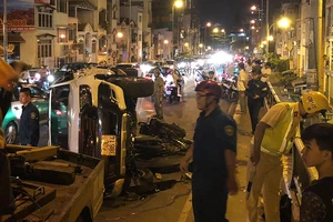 Bán tải tông 2 xe máy, hất người đàn ông rơi xuống cầu