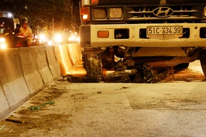 Thương tâm, 2 vợ chồng bị xe tải cán trong đêm