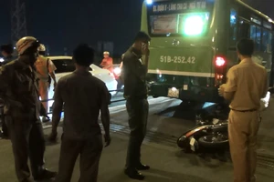 Cô gái trẻ bị xe buýt cán tử vong ở cầu Chánh Hưng