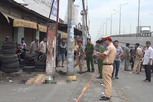 Người đàn ông mang nhiều tiền chết cạnh xe máy ở QL1