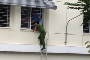 Gay cấn: Cảnh sát giải cứu sinh viên nhảy lầu vì điểm thấp