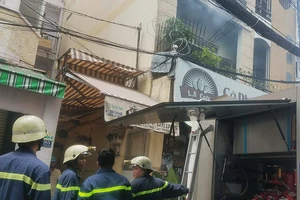 Cảnh sát giải cứu cụ ông mắc kẹt trong đám cháy ở Tân Bình