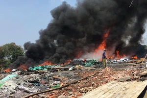 Cháy dữ dội cạnh xưởng phế liệu ở Bình Chánh