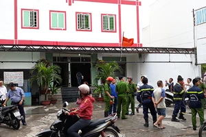 Cháy khách sạn ở Tân Bình, 1 người mắc kẹt