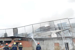 Cảnh sát đến nơi, lửa đã trùm lên xưởng may ở Hóc Môn