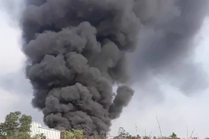 Hiện trường cháy xưởng sản xuất hạt nhựa tại Bình Chánh