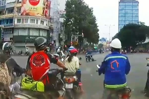 Cô gái nghi bị cướp kéo lê hàng chục mét giữa quận 1